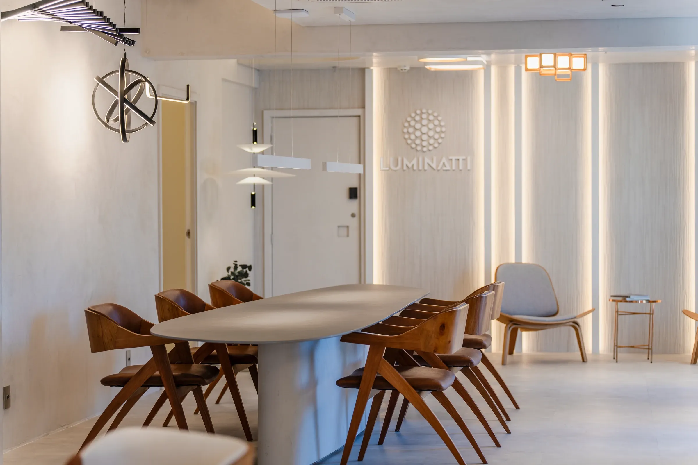 Showroom da Luminatti — ambientes imersivos que demonstram o comportamento real da luz aplicada à arquitetura.